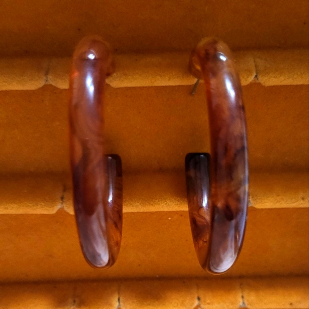 Amber Elegant Brown Swirl Hoop Earrings